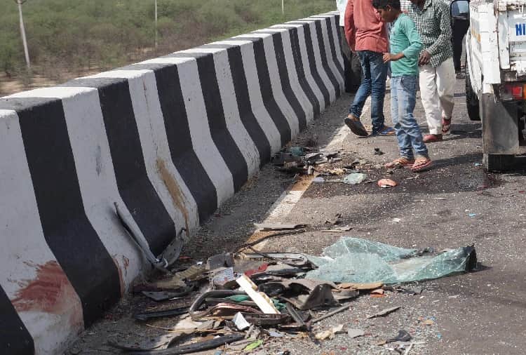 Five People Killed in Accident, People Were Busy in Photo Clicking
