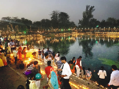 देवी मंदिर परिसर में दीपदान के नजारे। 