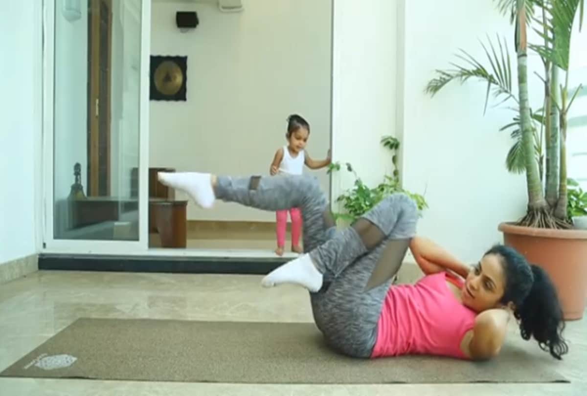 manasi parekh doing gym with daughter