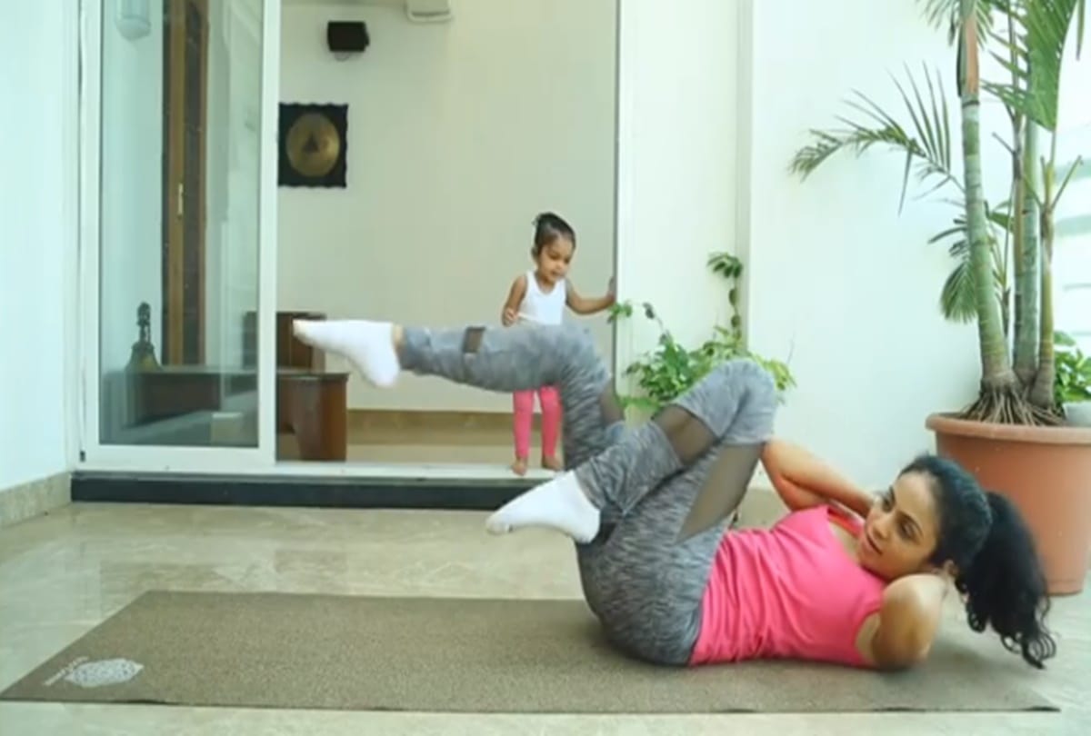 manasi parekh doing gym with daughter