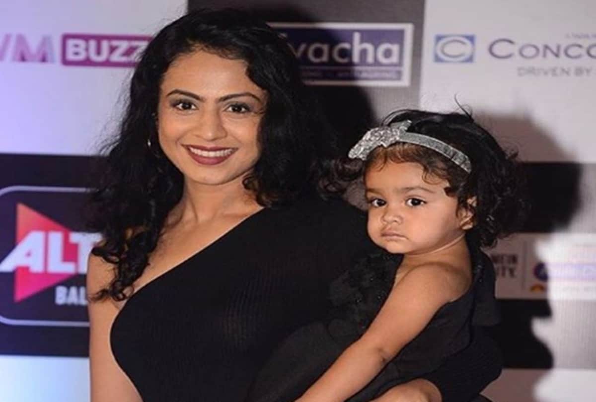 manasi parekh doing gym with daughter