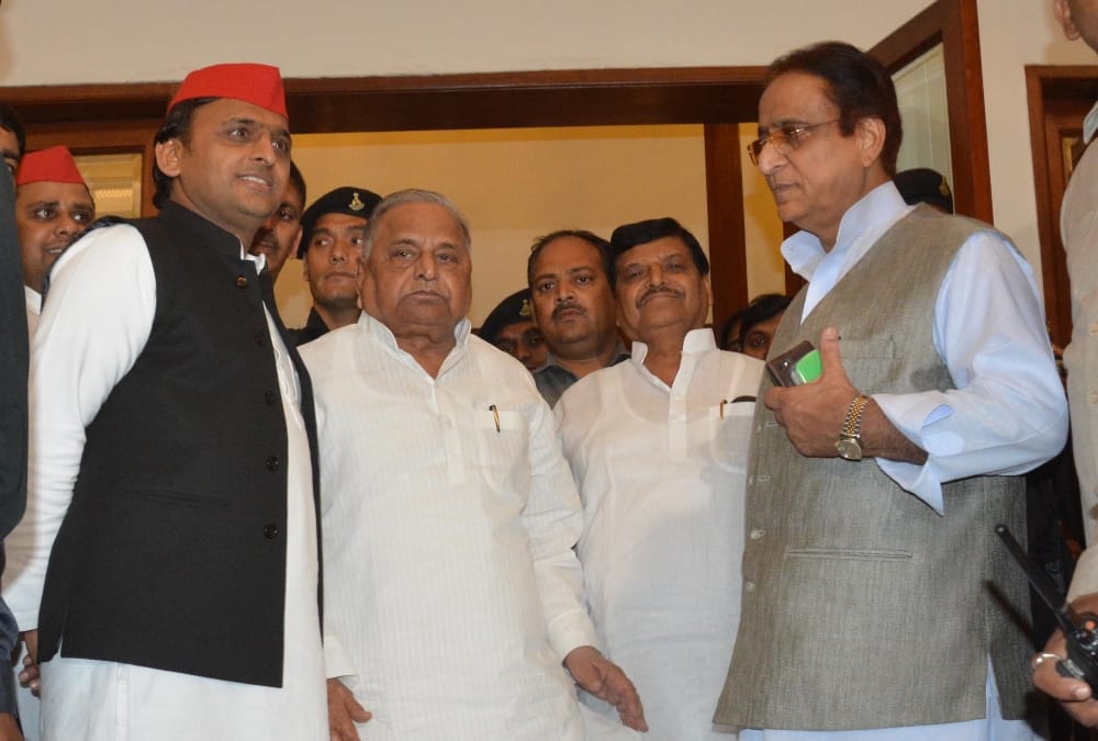 mulayam singh yadav with shivpal singh and akhilesh yadav.