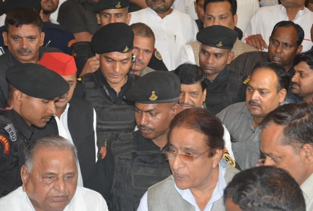 mulayam singh yadav with shivpal singh and akhilesh yadav.
