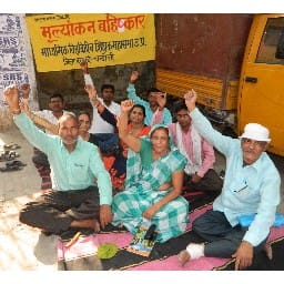 मूल्यांकन केंद्र से बाहर निकाले गए वितविहीन शिक्षक