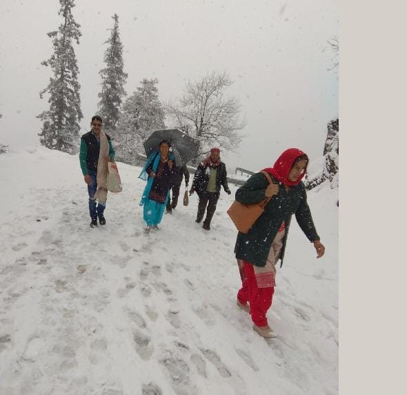 बर्फबारी से लाहौल में एक दर्जन संपर्क मार्ग अवरूद्ध