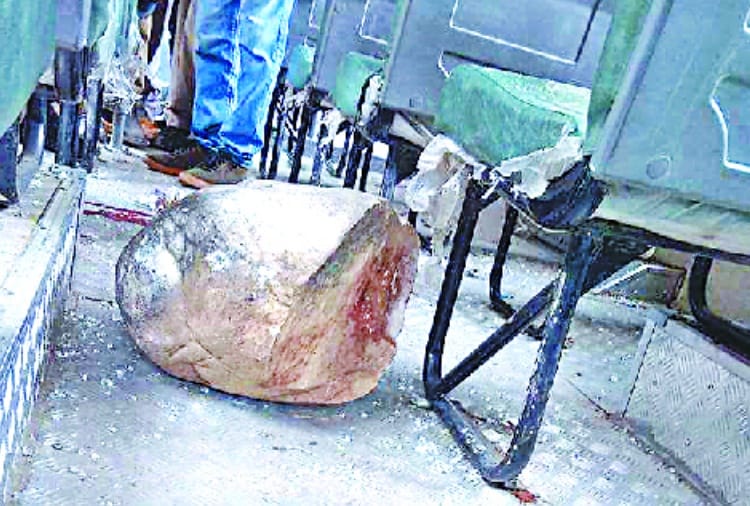 परिवहन निगम की चलती बस पर गिरा पत्थर, युवक की मौके पर मौत
