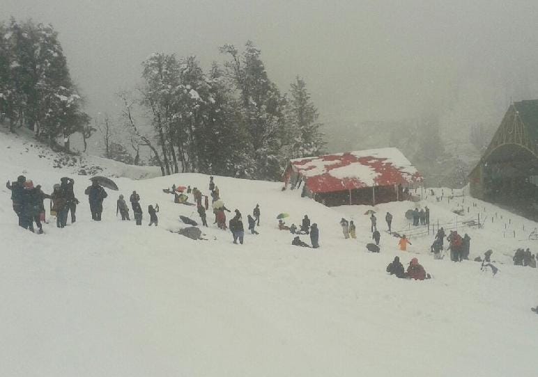 बर्फ के बीच सैलानियों ने खूब की मस्ती