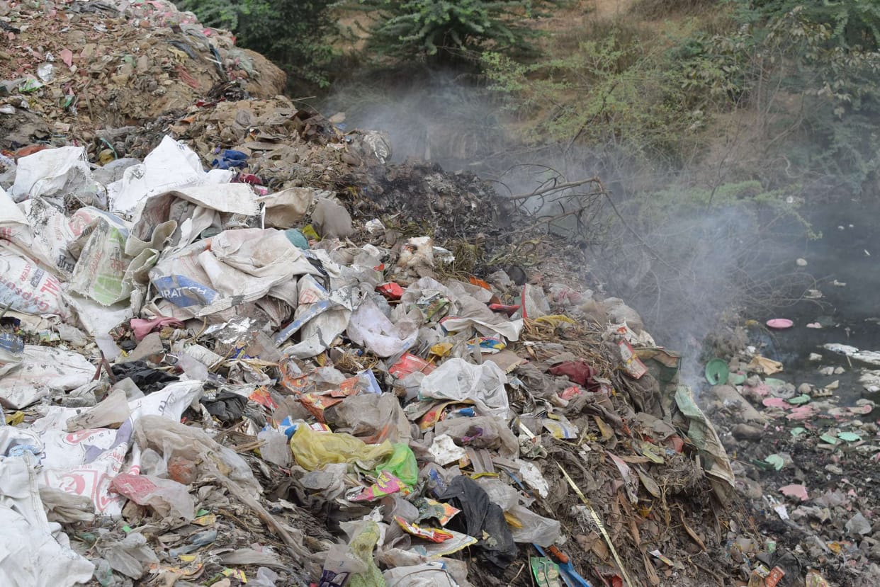 आबादी के बीच डंप कर दिया जाता है कूड़ा