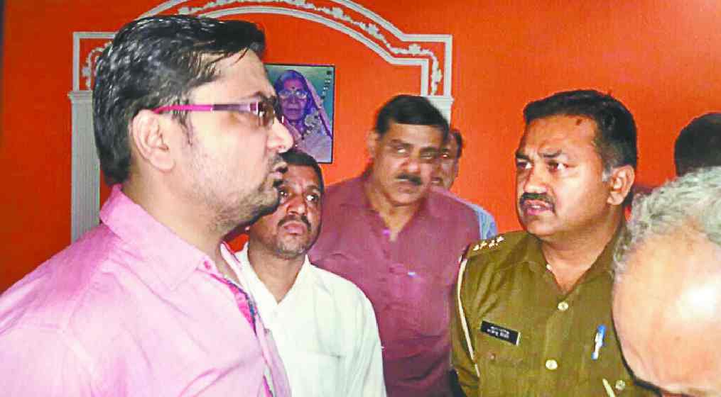 Two lakh cash and gold looted from Saraf in meerapur