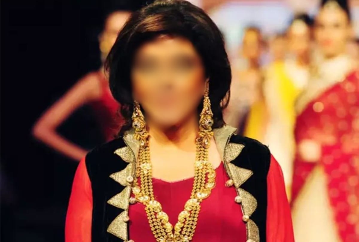 actress zeenat aman filed a rape complain against a business man