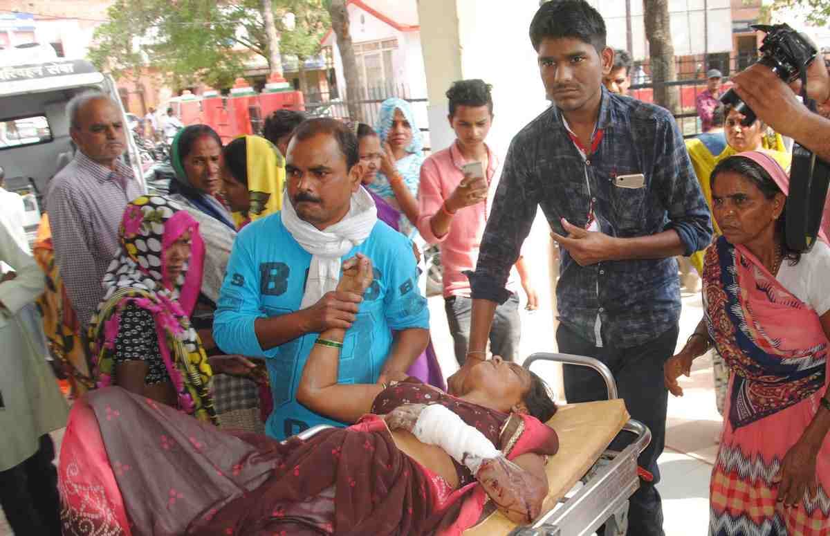 Nine people of jaunpur killed in accident at pratapgarh 