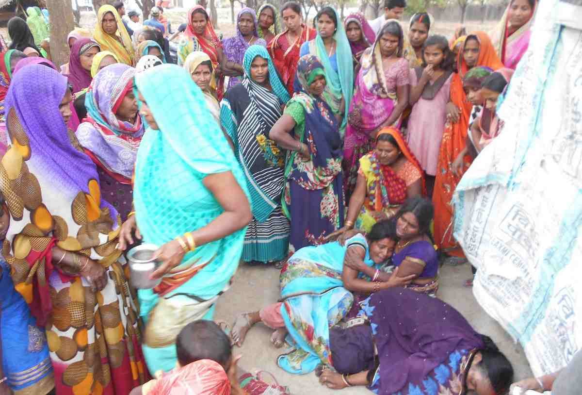 Nine people of jaunpur killed in accident at pratapgarh 