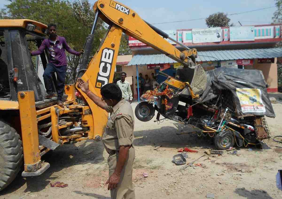 Nine people of jaunpur killed in accident at pratapgarh 