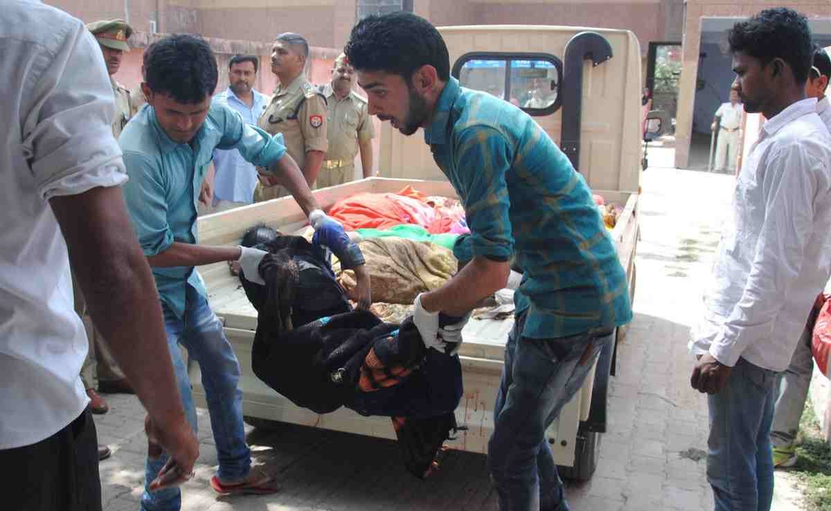 Nine people of jaunpur killed in accident at pratapgarh 