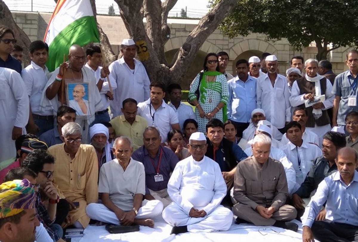 The second day of Hazare's fast, off-put by the people of the village