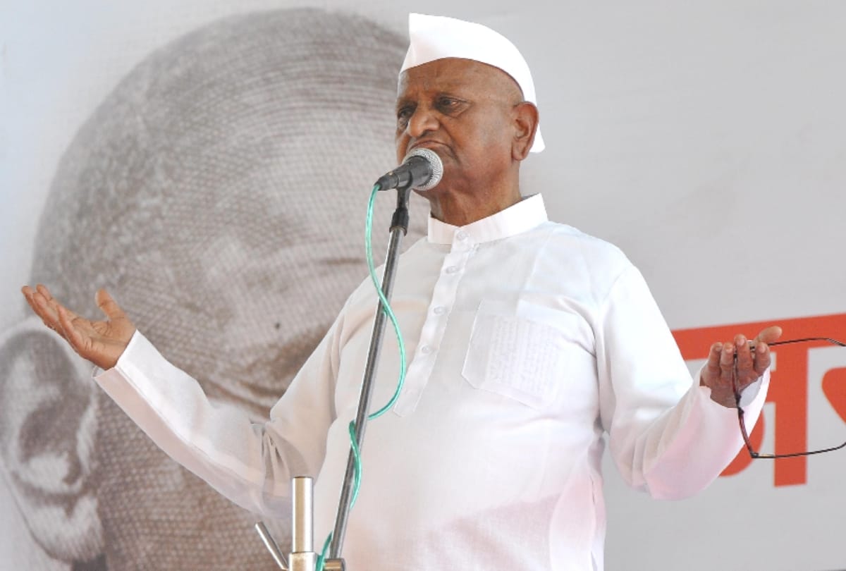 anna hazare supporter sushil bhatt was beaten by dcp on wednesday