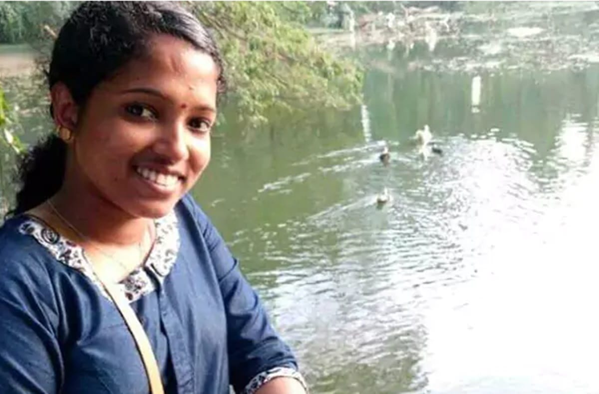 22 year old woman stabbed to death by her father on wedding day
