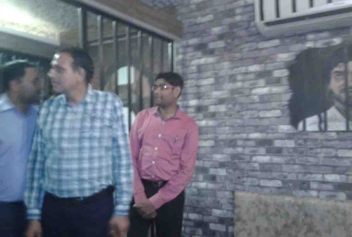when city magistrate entered in restaurant