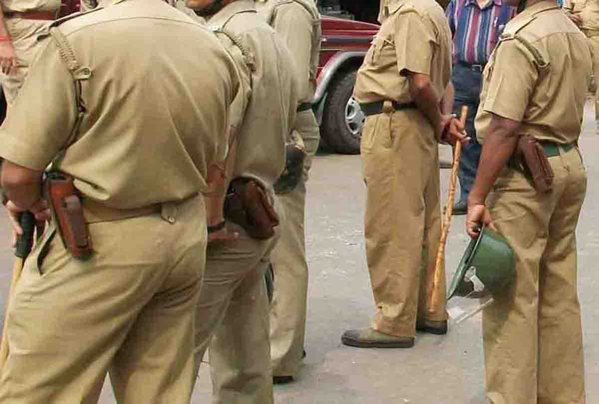 bjp leader misbehaves with police lady constable