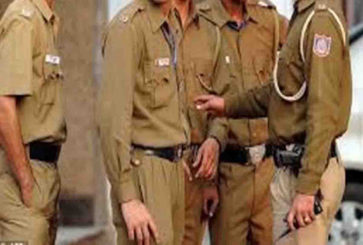 bjp leader misbehaves with police lady constable
