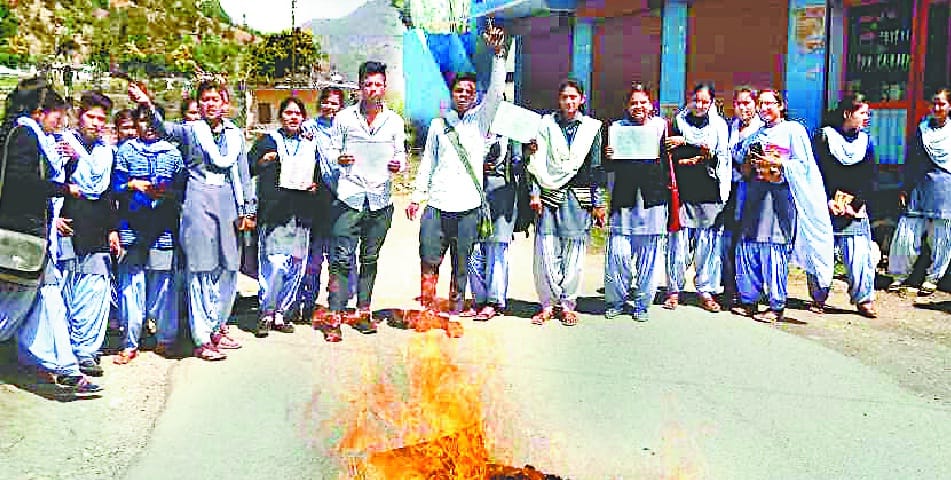 nsui put abvp effigy on fire