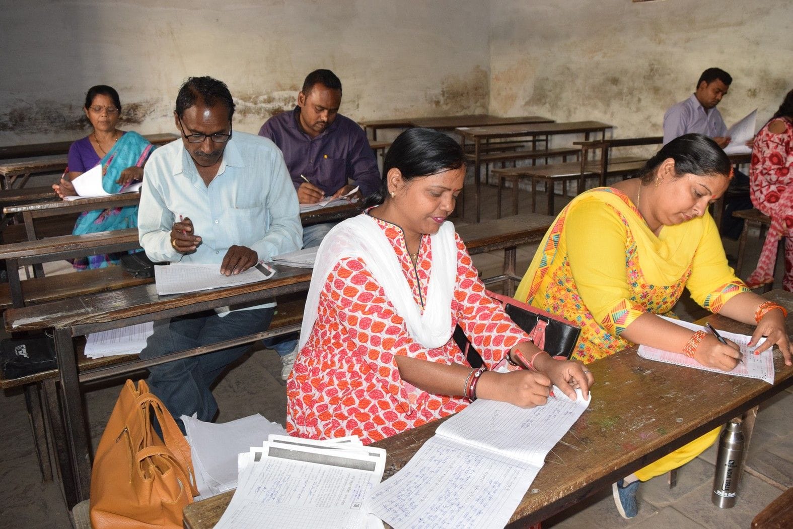 teachers are getting threatened in up board copy