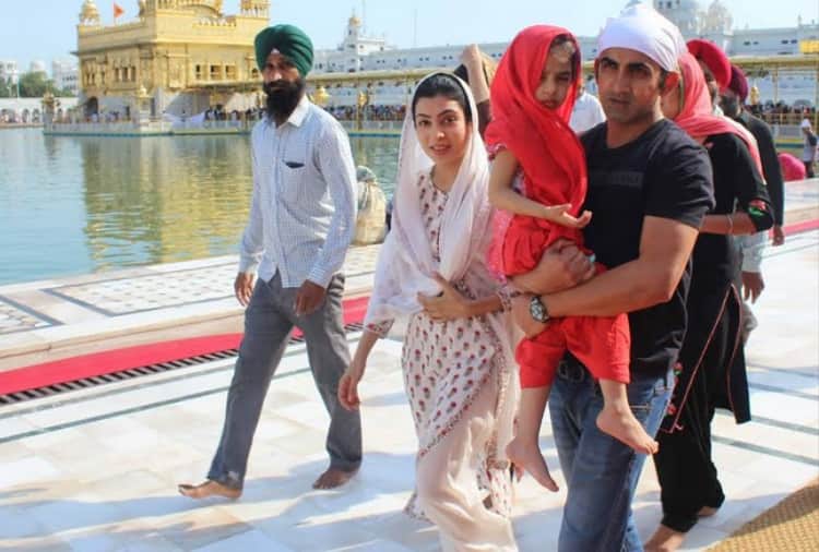 indian cricket team star opener gautam gambhir at golden temple