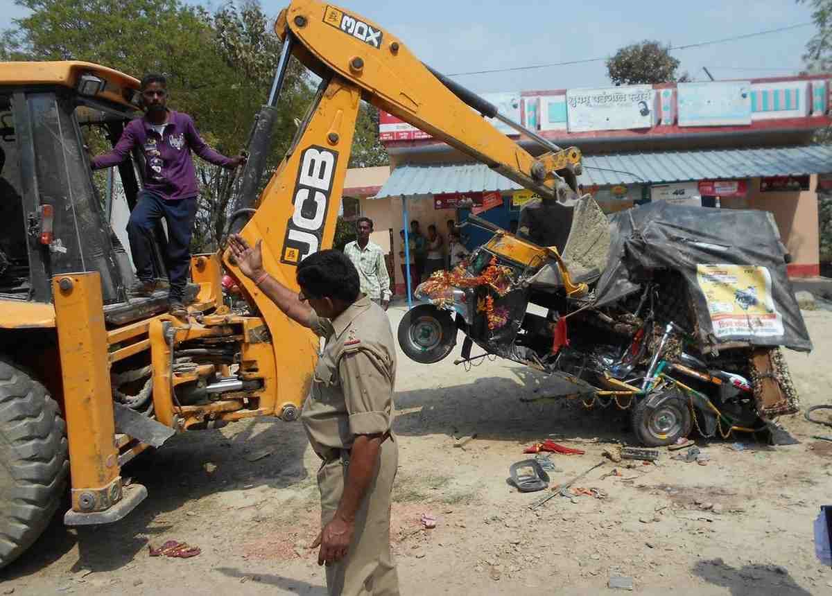 Ten people dead in road accident 