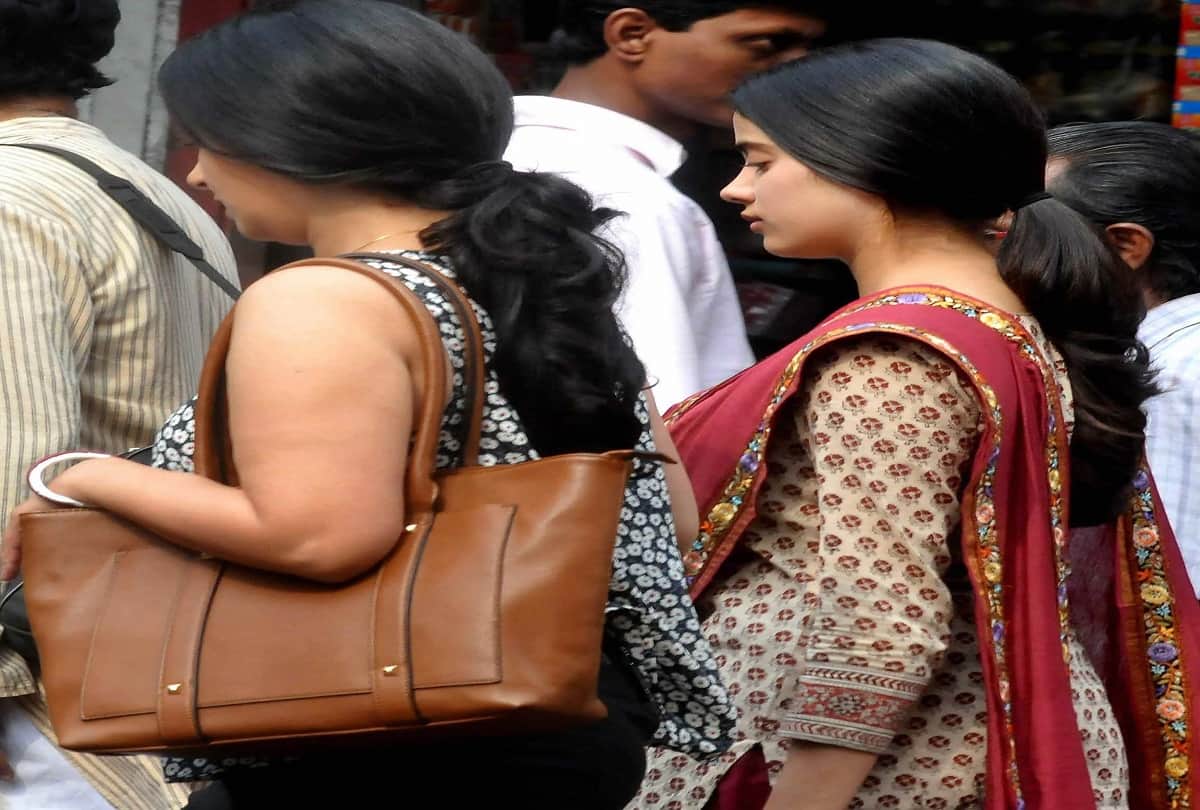 Film Dhadak Starring Jhanvi Kapoor Shooting In Kolkata Pictures Leaked Despite Phone Ban