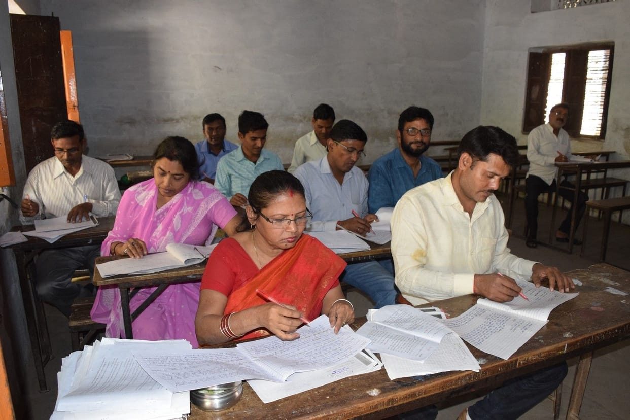 मूल्यांकन कर रहे शिक्षकों को कमरों से निकाला