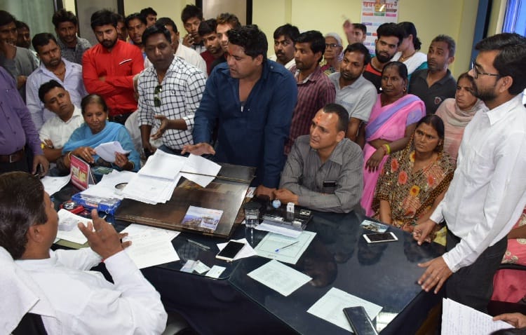 नालों की सफाई को लेकर मेयर का घेराव