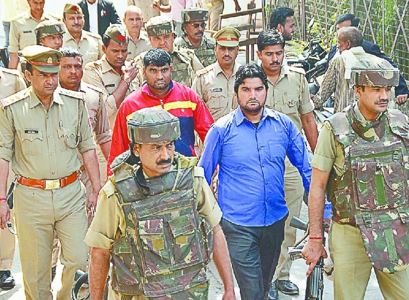 mitan ko pistol aur ravi ko mili revolver