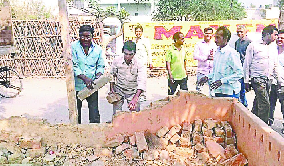 nigam team ne 38 parivaaro se kabjaa hatvaaya