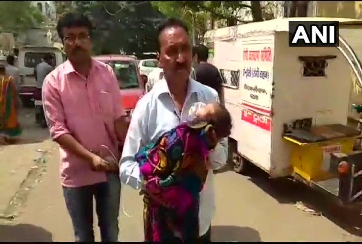 carries his child in arms with an oxygen cylinder