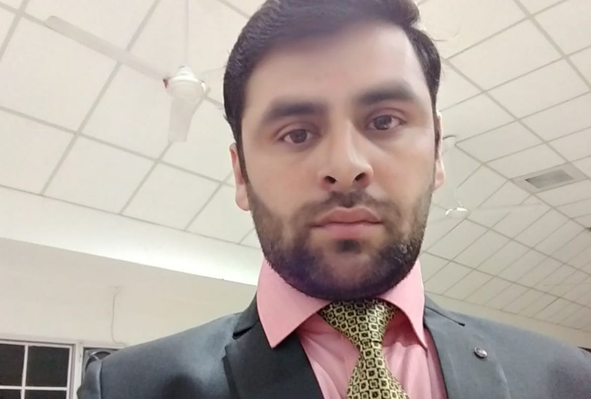 fourth class employee son appointed as a officer in bank of india