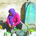 पिथौरागढ़ के भवानीगंज में स्टेंडपोस्ट से पानी भरतीं महिलाएं