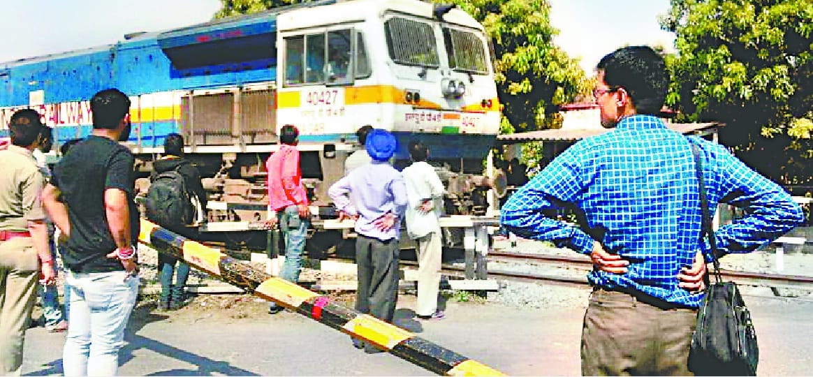  railway gate broken by pickup collision, one hour jammed