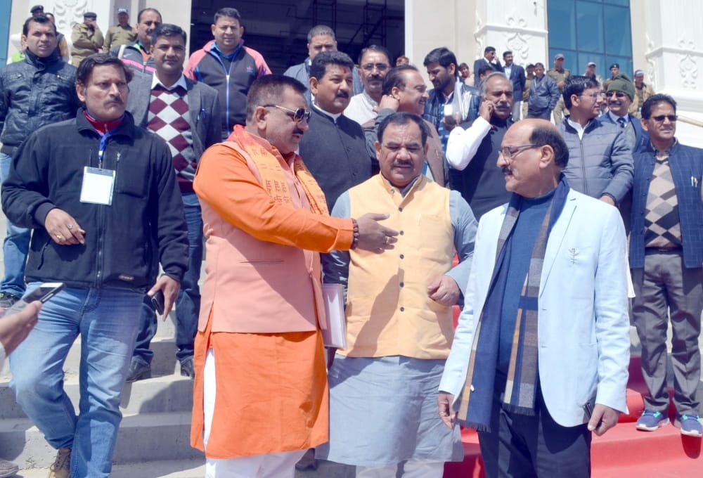 gairsain vidhan sabha budget session 2018 mla fight