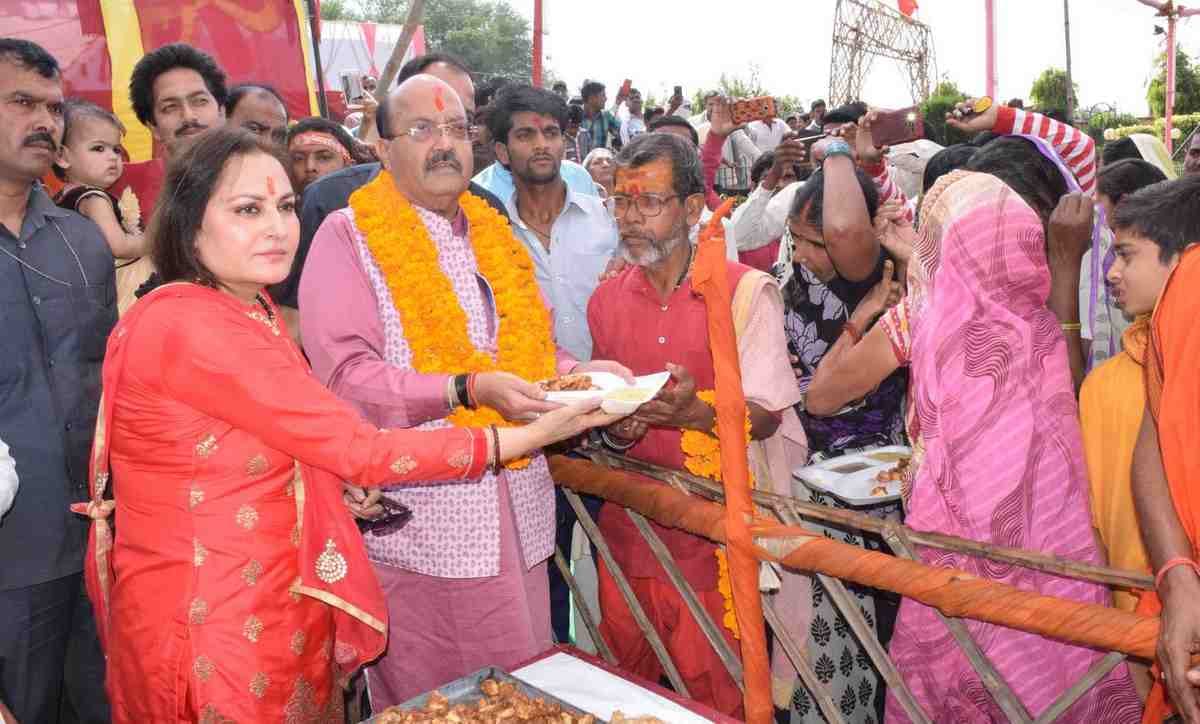 Amar singh and jaya prada do worship in vindhyavashini temple