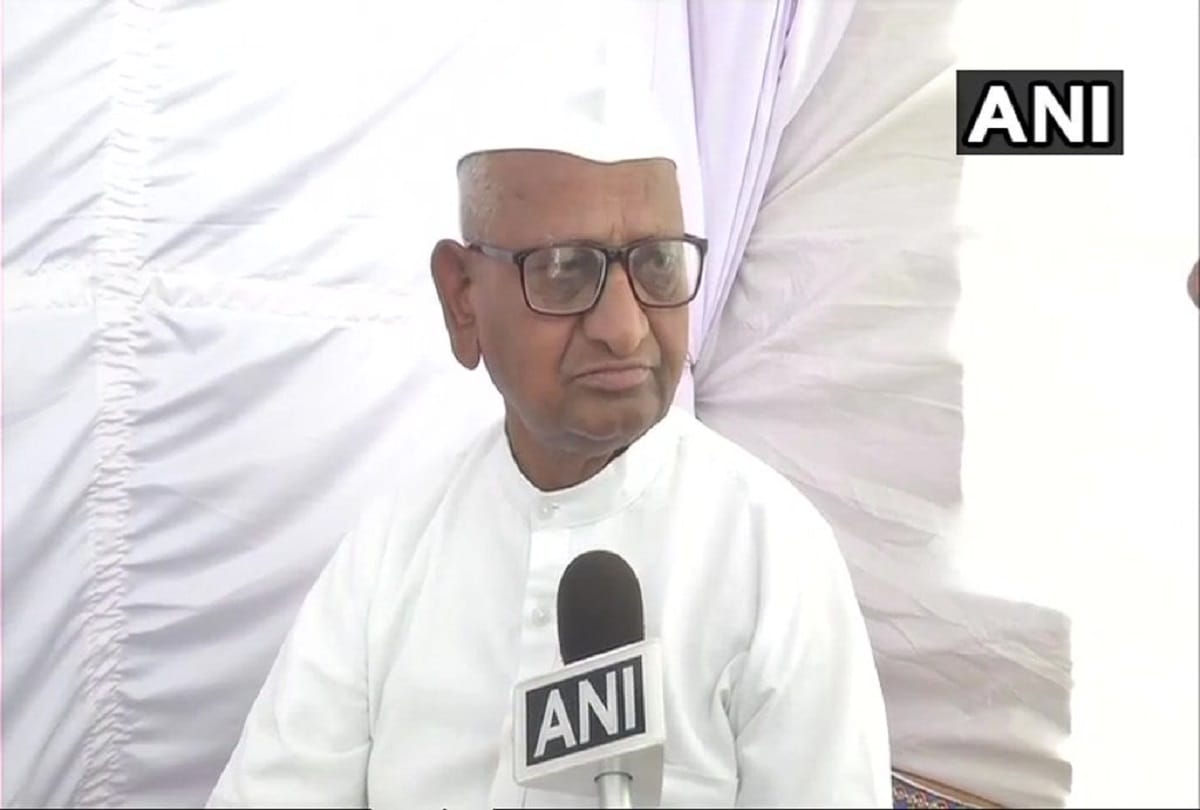 Anna Hazare says I'll not let any political party/group to come on this stage
