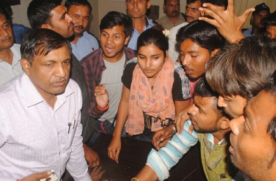 agra student attempt to suicide in university campus 