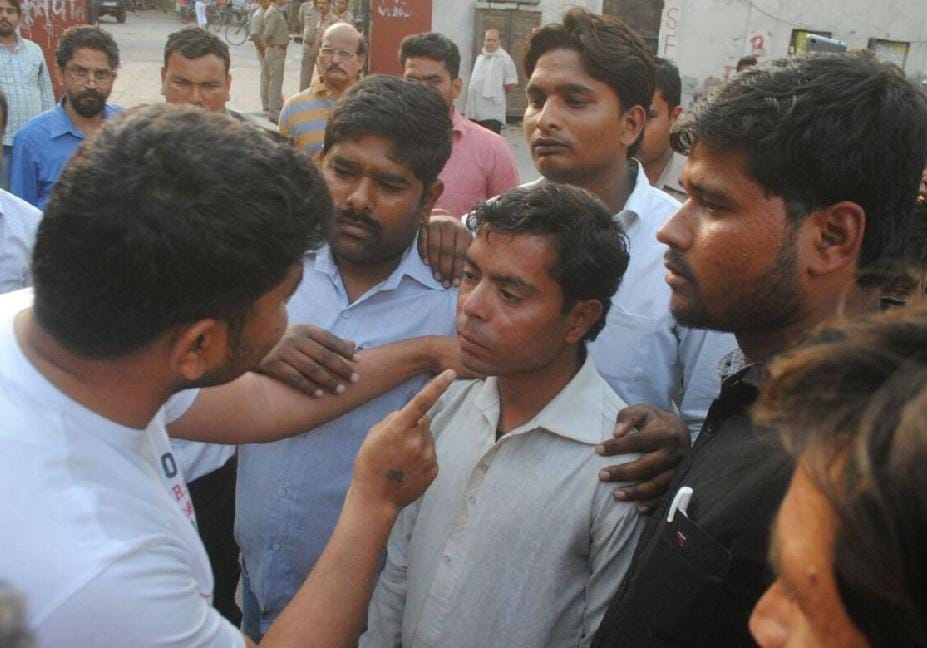 agra student attempt to suicide in university campus 