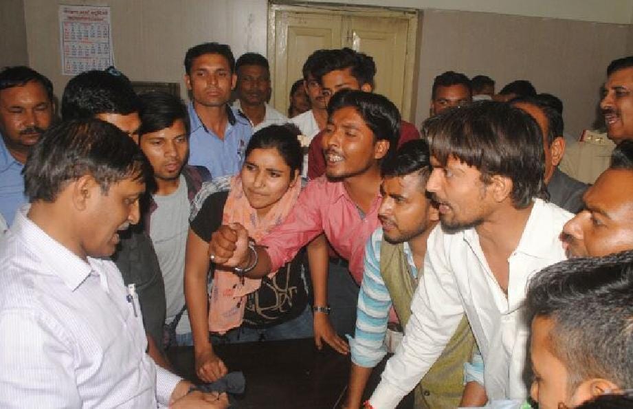 agra student attempt to suicide in university campus 