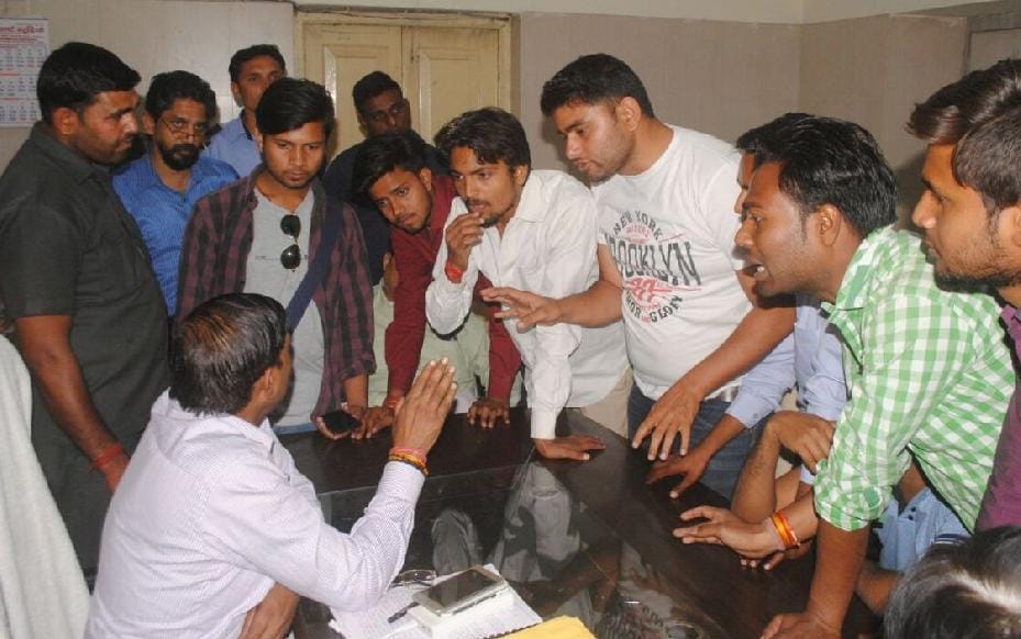 agra student attempt to suicide in university campus 