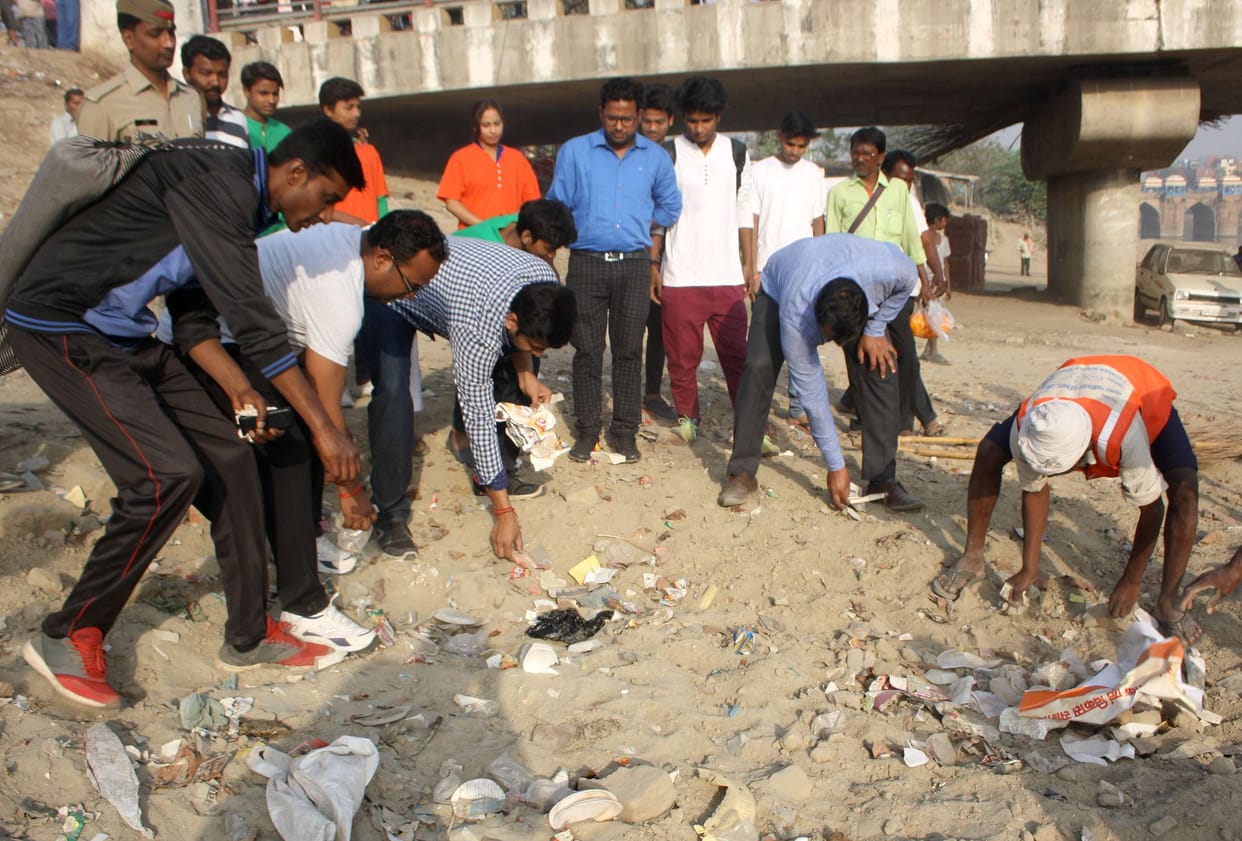 डीएम खुले में शौच कर रहे लोगों को पहनाया माला