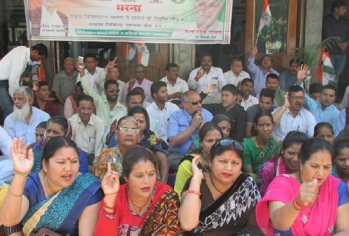 रामनगर चिकित्सालय में धरना, सीएम को भेजा ज्ञापन