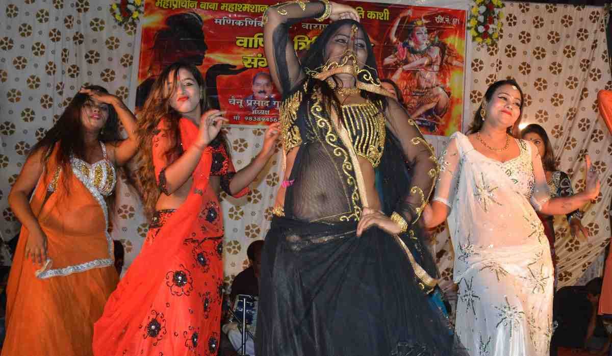 Dance on manikarnika ghat in varanasi