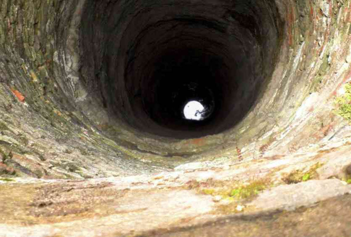 husband threw his wife into well