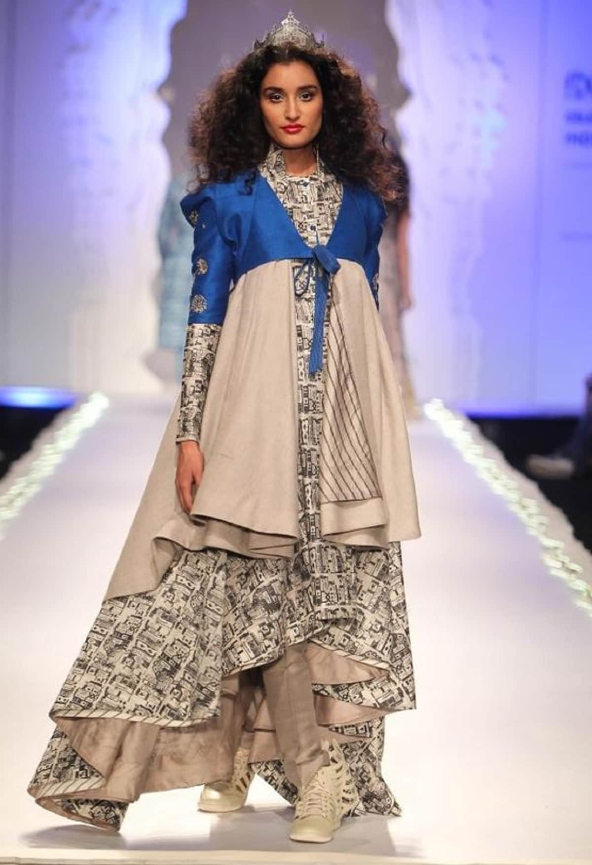 Fashion Girls Are Obsessed With Layering clothes which are in trend now
