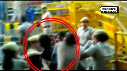 FEMALE JOURNALIST MANHANDLED WHILE JNU STUDENTS PROTEST IN NEW DELHI